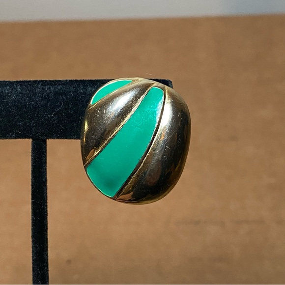 Vintage Gold Tone Earrings - Picture 5 of 6